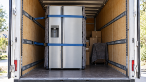 Side-by-Side-Kühlschrank mit Gurten im Möbeltaxi gesichert